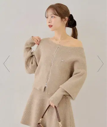 chico 지퍼 오프숄더 멜란지 니트