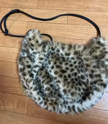 츠모리 치사토 레오파드 무늬 숄더백