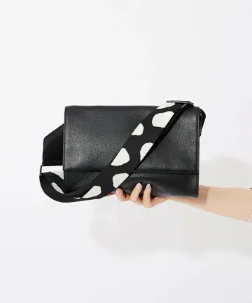 이아파피요네 패턴 와이드 테이프 숄더백 블랙 소가죽