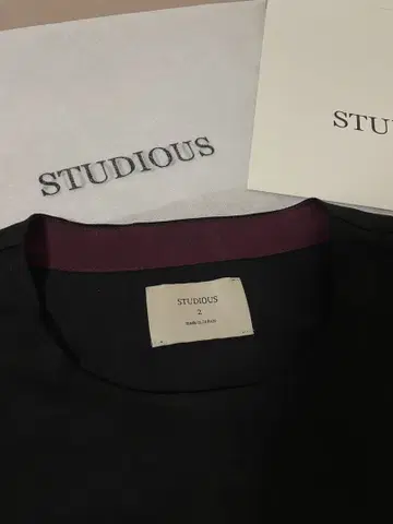 STUDIOUS 블랙 x 와인 T셔츠 스웨이드