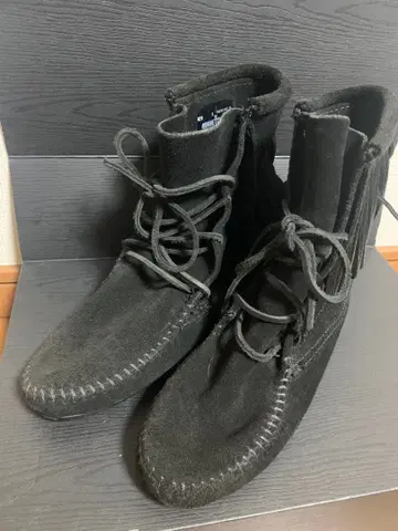 MINNETONKA 블랙 프린지 부츠
