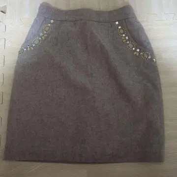 Ruby 비쥬가 달린 그레이 타이트 스커트