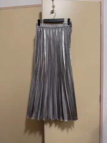 UN3D 실버 플리츠 롱 스커트