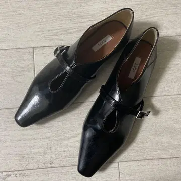 소프트 스퀘어 U컷 벨트 플랫 펌프스