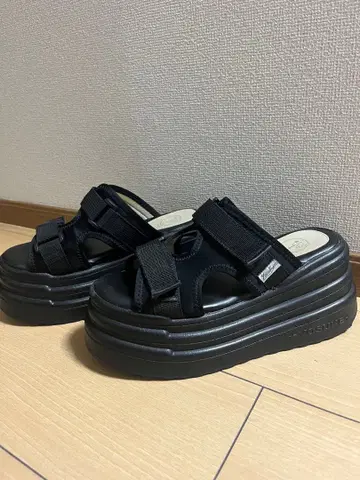 요스케 통굽 블랙 샌들