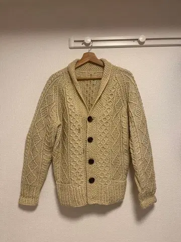 크림색 케이블 니트 가디건