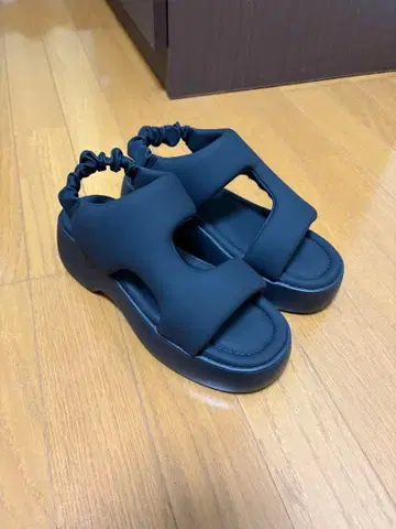 프릴 디자인 샌들 24cm