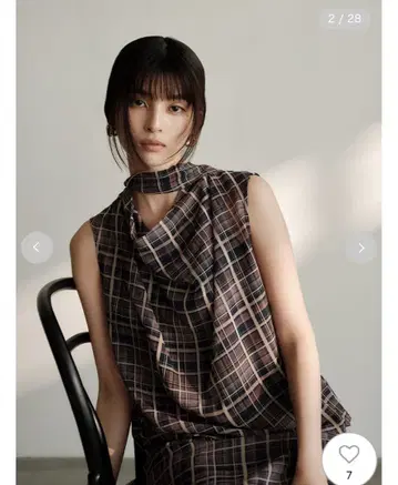 FRAY I.D 드레이프 넥 슬리브리스 블라우스