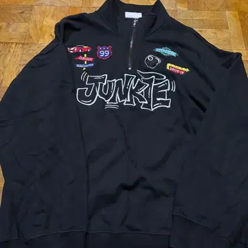JUNKIE 그래피티풍 집업 하프 지퍼