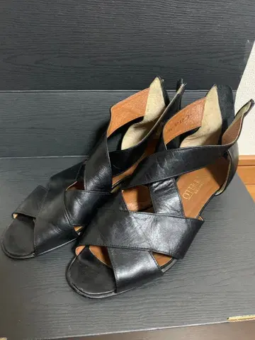 MODELLO 블랙 가죽 크로스 스트랩 샌들