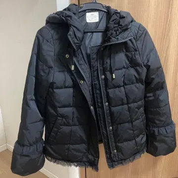 프릴 달린 블랙 다운 자켓