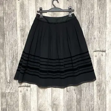 투 비 시크 [새상품급] 블랙 비즈 플레어 스커트