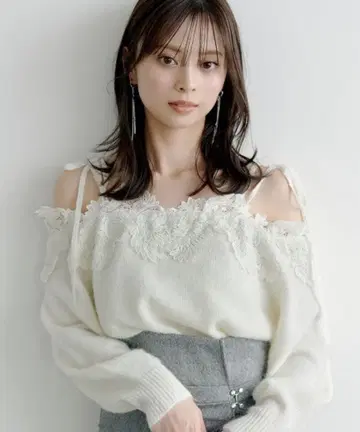 스나이델 레이스 트리밍 오프숄더 풀오버 아이보리