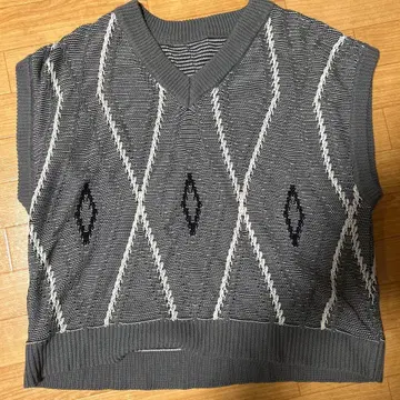 그레이 계열 다이아몬드 무늬 니트 베스트 M