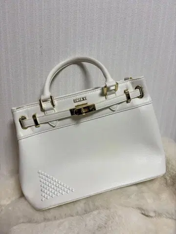 화이트 핸드백 트라이앵글 무늬