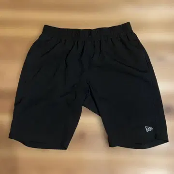New Era 블랙 숏팬츠