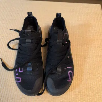 블랙스니커즈 보라색 글자 포함