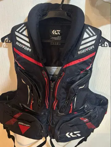 다이와 프로바이저 낚시용 조끼 블랙/레드