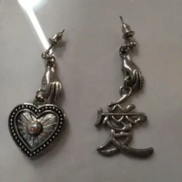 하트와 손 디자인 귀걸이
