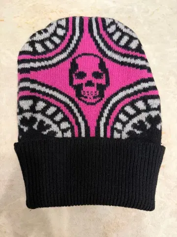 루시안 페라-피네 스컬 니트 모자