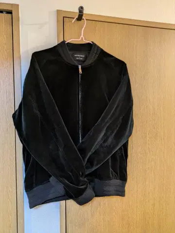 UNITED TOKYO 블랙 집업 자켓