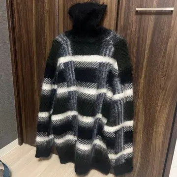 COS 스트라이프 패턴 하이넥 스웨터