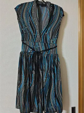 슬리브리스 물결무늬 원피스