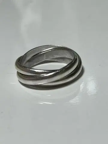 트리니티 반지 실버 사이즈는 10에서 11호 정도입니다.