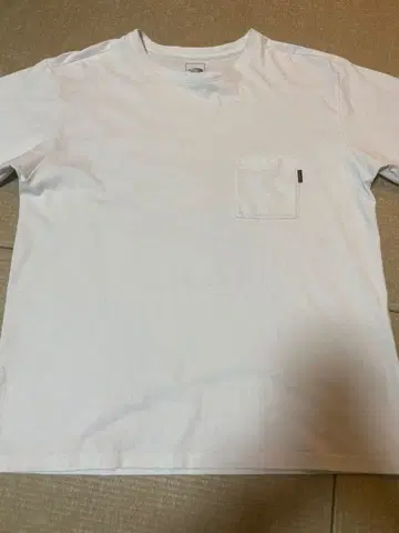 THE NORTH FACE 화이트 포켓 T셔츠