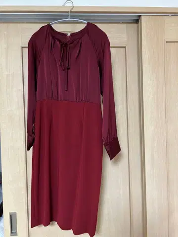 버건디 긴팔 무릎 기장 원피스