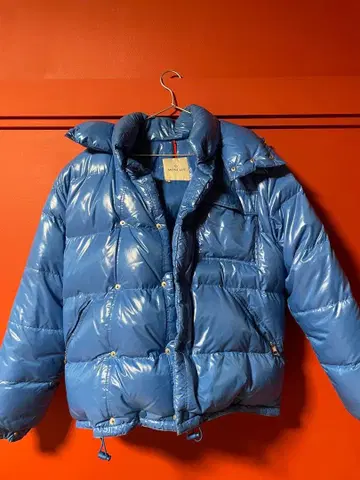 파란색 광택 다운 자켓 코믹 택 포함