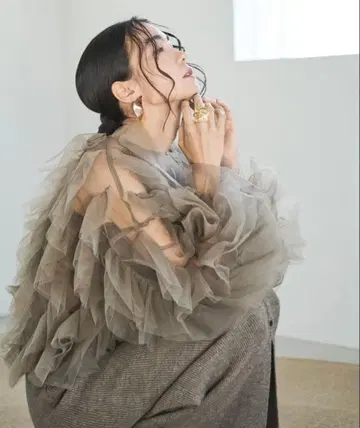 AIC. 아이시 튤 메니 프릴 상의 그레이쉬 베이지