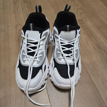 화이트/블랙 스포티 여성용 통굽 스니커즈