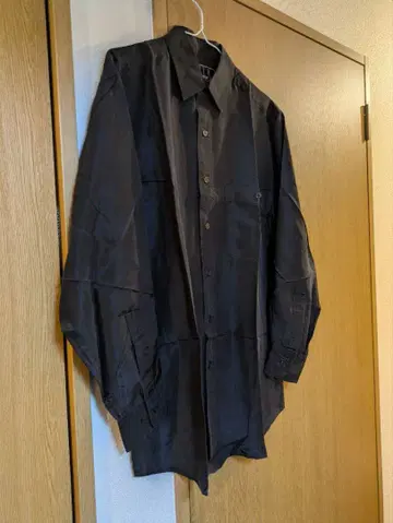 블랙 실크 긴팔 셔츠 왼쪽 가슴 포켓 부착