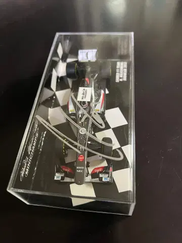 자우버 F1 니코 휠켄버그 사인 포함 1:43