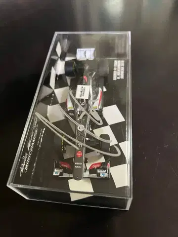자우버 F1 TEAM 니코 휠켄베르크 선수의 친필 사인 1:43