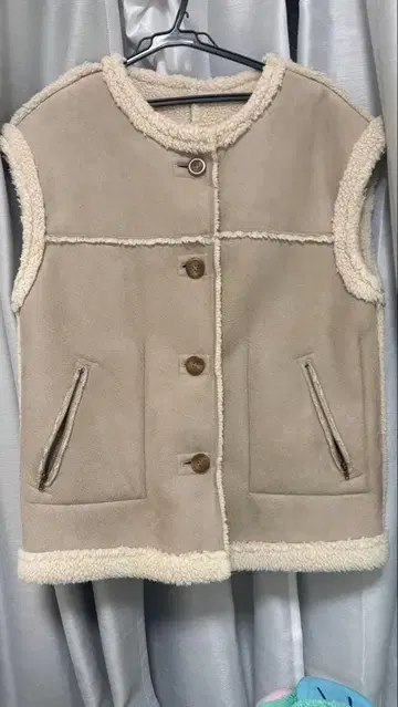 베이지 플리스 슬리브리스 베스트