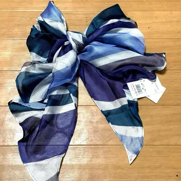 트랜스워크 스트라이프 디자인 쉬폰 스카프 새상품 약간의 흠집 있음.