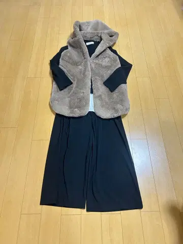 브라운 퍼 베스트 후드 부착 Ageu