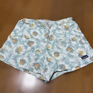 Patagonia 꽃무늬 숏팬츠 스카이블루