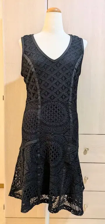 데시구알 레이스 편직 V넥 슬리브리스 드레스 블랙