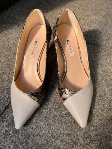 DIANA 베이지 스네이크 패턴 컷 디자인 하이힐