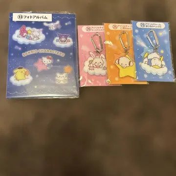 산리오 캐릭터 사진 앨범과 키링 세트