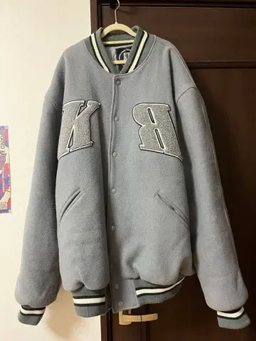 KAZZUROCK 그레이 바시티 자켓