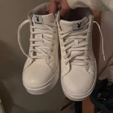 PLAYBOY 화이트 하이컷 스니커즈