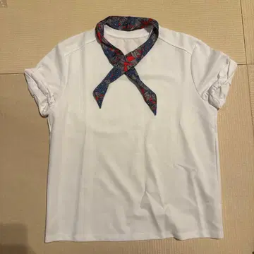 화이트 반팔 T셔츠 스카프는 팔로우(만)에게 선물