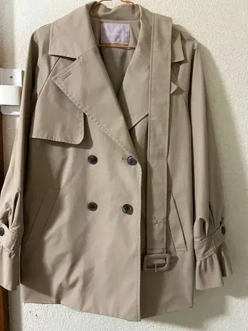 베이지 더블 브레스트 트렌치코트