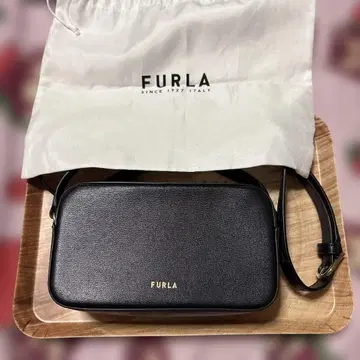 훌라 릴리 블랙 카메라백 가죽