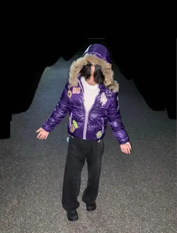 보라색 퍼 달린 다운 자켓