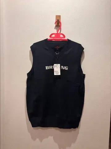 브랜드 로고 V넥 니트 베스트 2025 모델 블랙